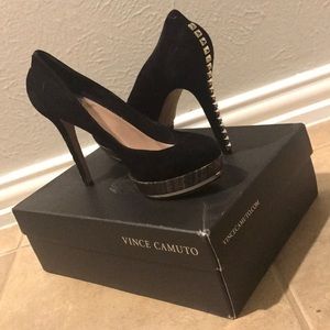 Black almond toe heel.